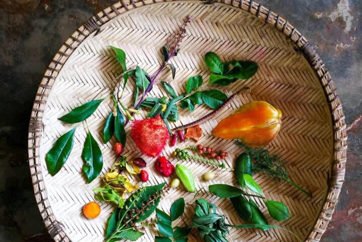 un cesto di vimini con frutta e verdura sopra