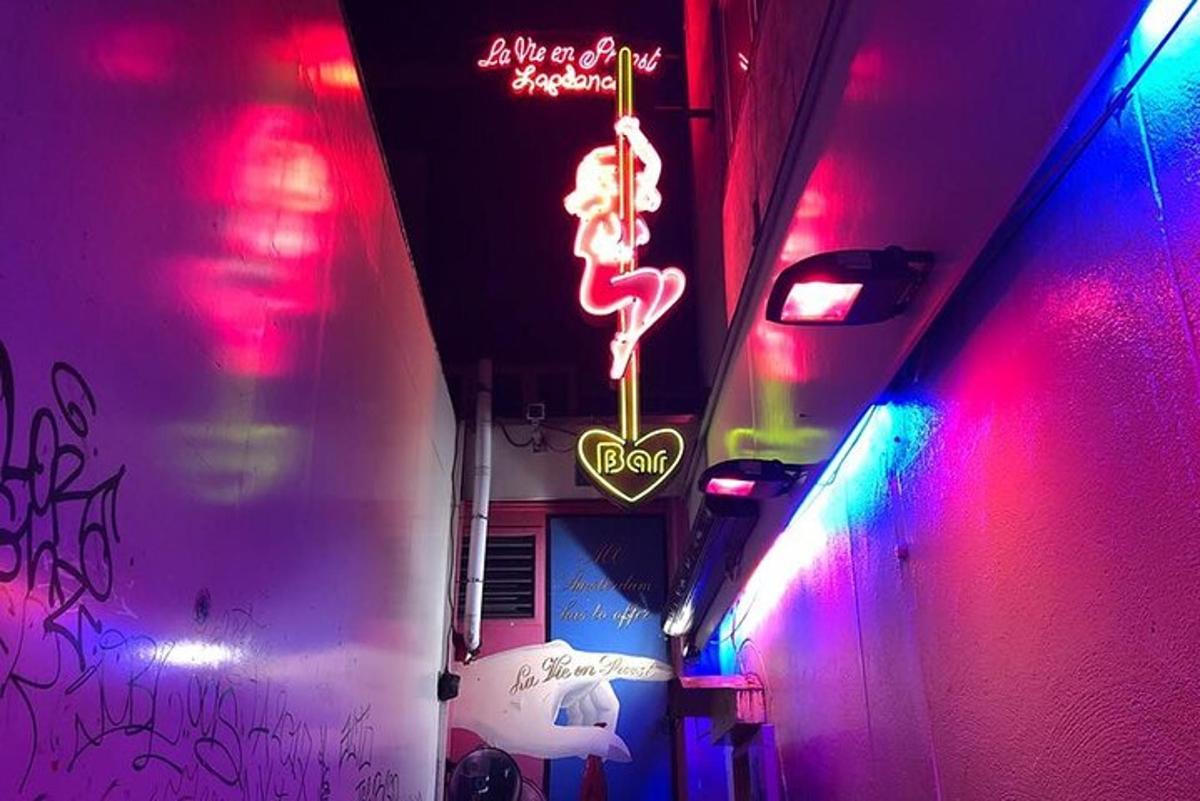 een neonreclame die aan de zijkant van een gebouw hangt