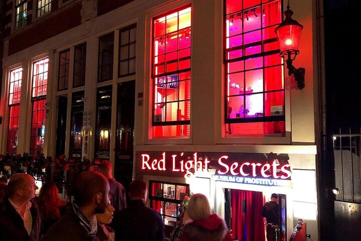 sekumpulan orang berdiri di luar kedai rahsia lampu merah
