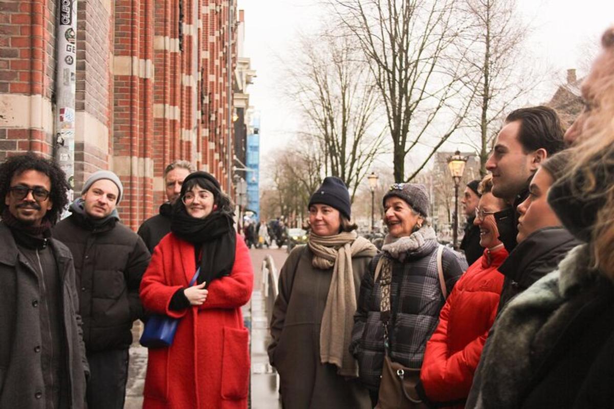een groep mensen die op een stadsstraat staat
