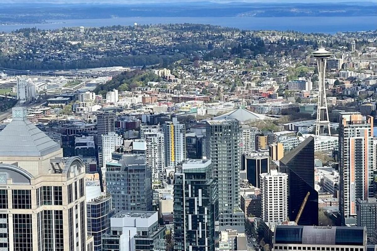 een luchtfoto van een stad met de Space Needle