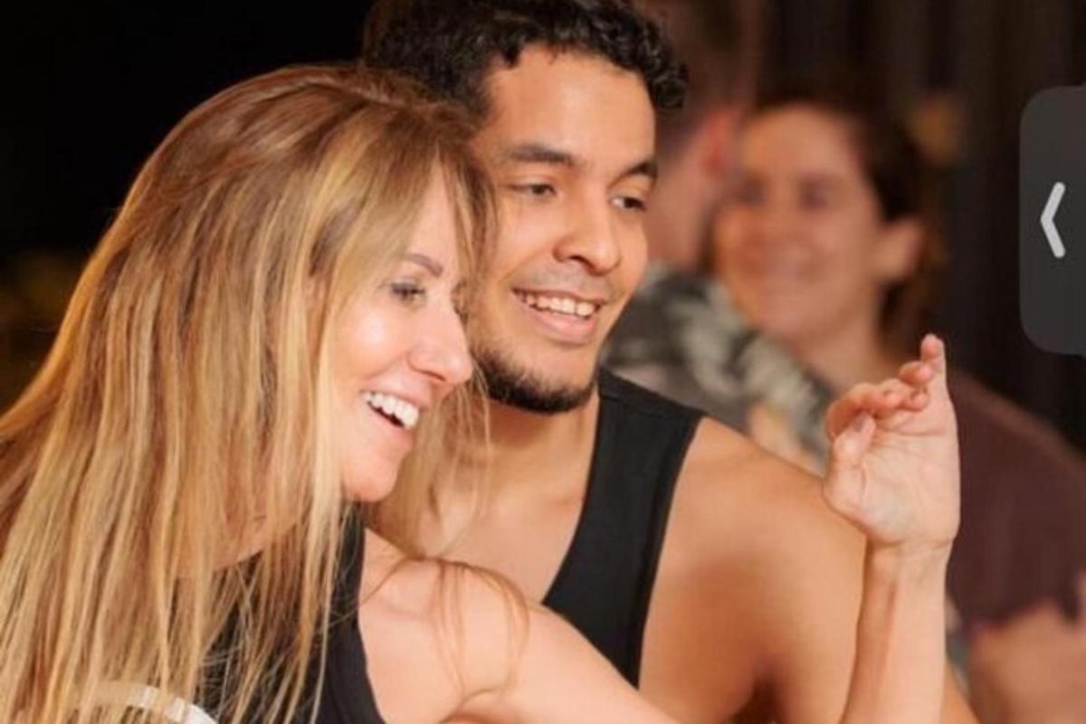 um homem e uma mulher posando para uma foto