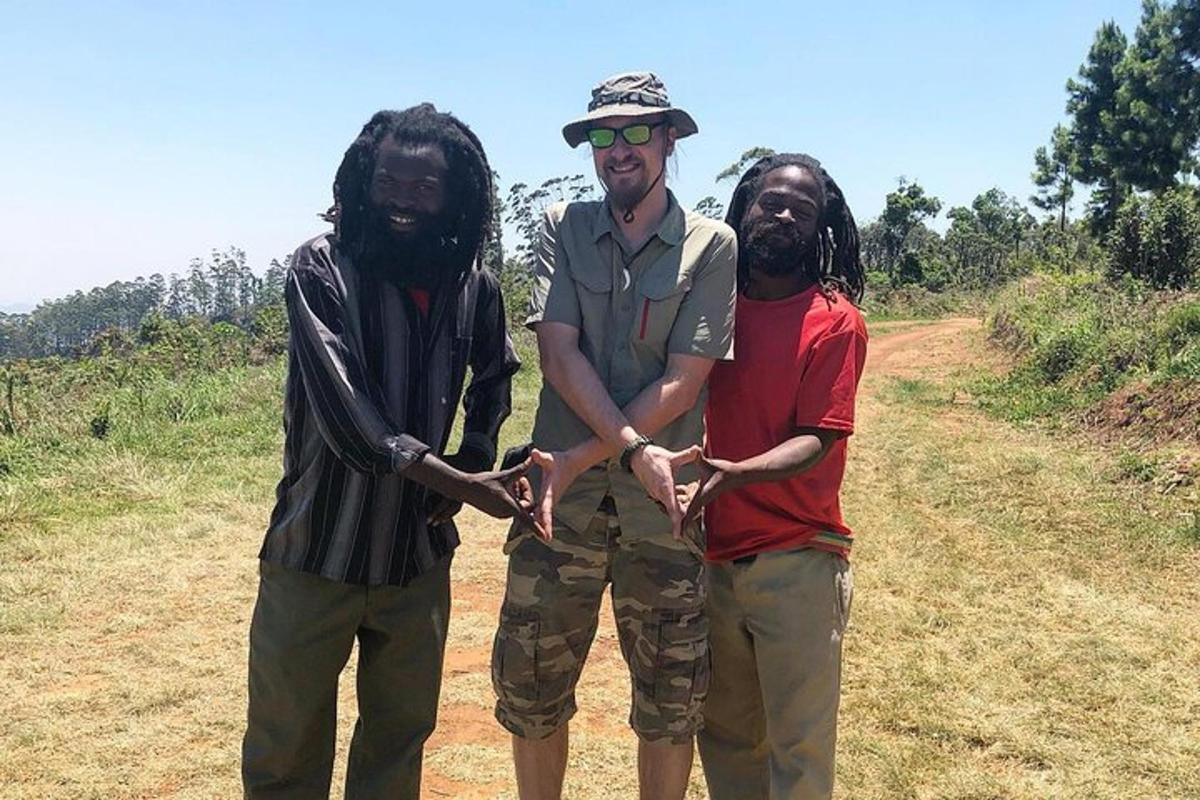 Un grupo de tres hombres de pie en un camino de tierra