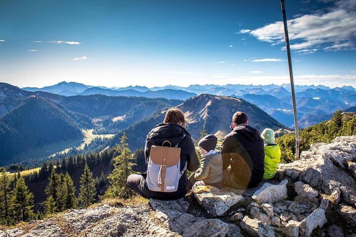 un gruppo di persone sedute in cima a una montagna