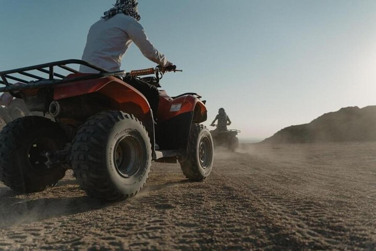 una persona su un quad nel deserto