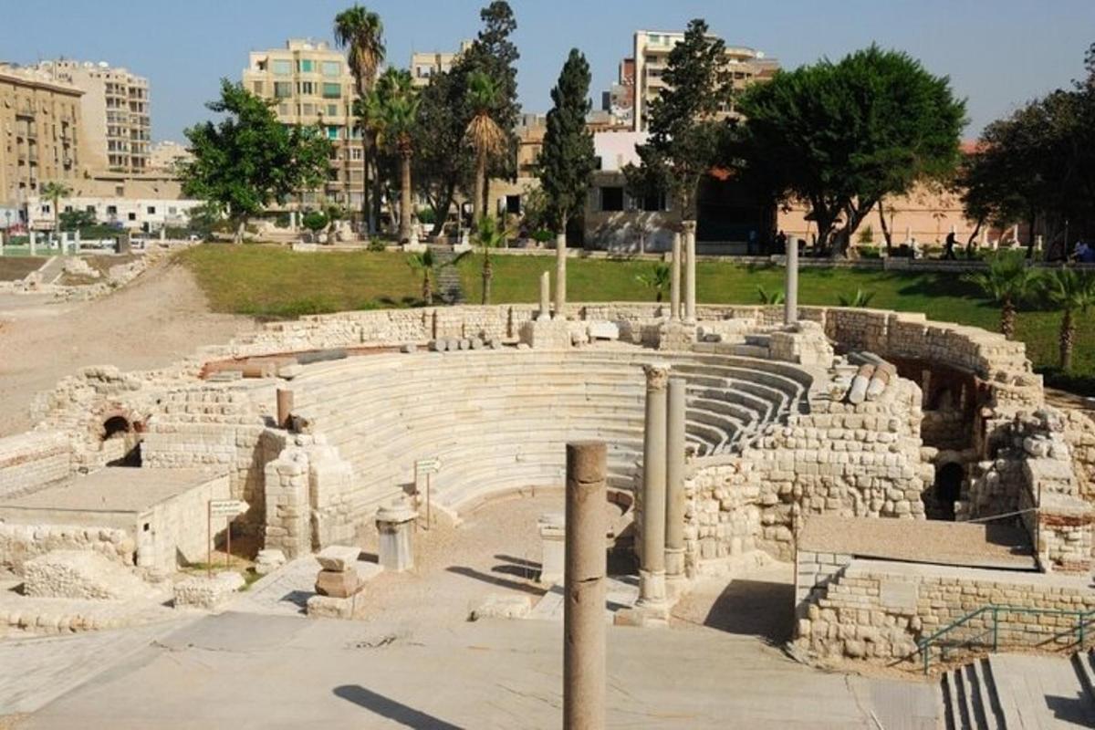 un anfiteatro in una città con edifici sullo sfondo