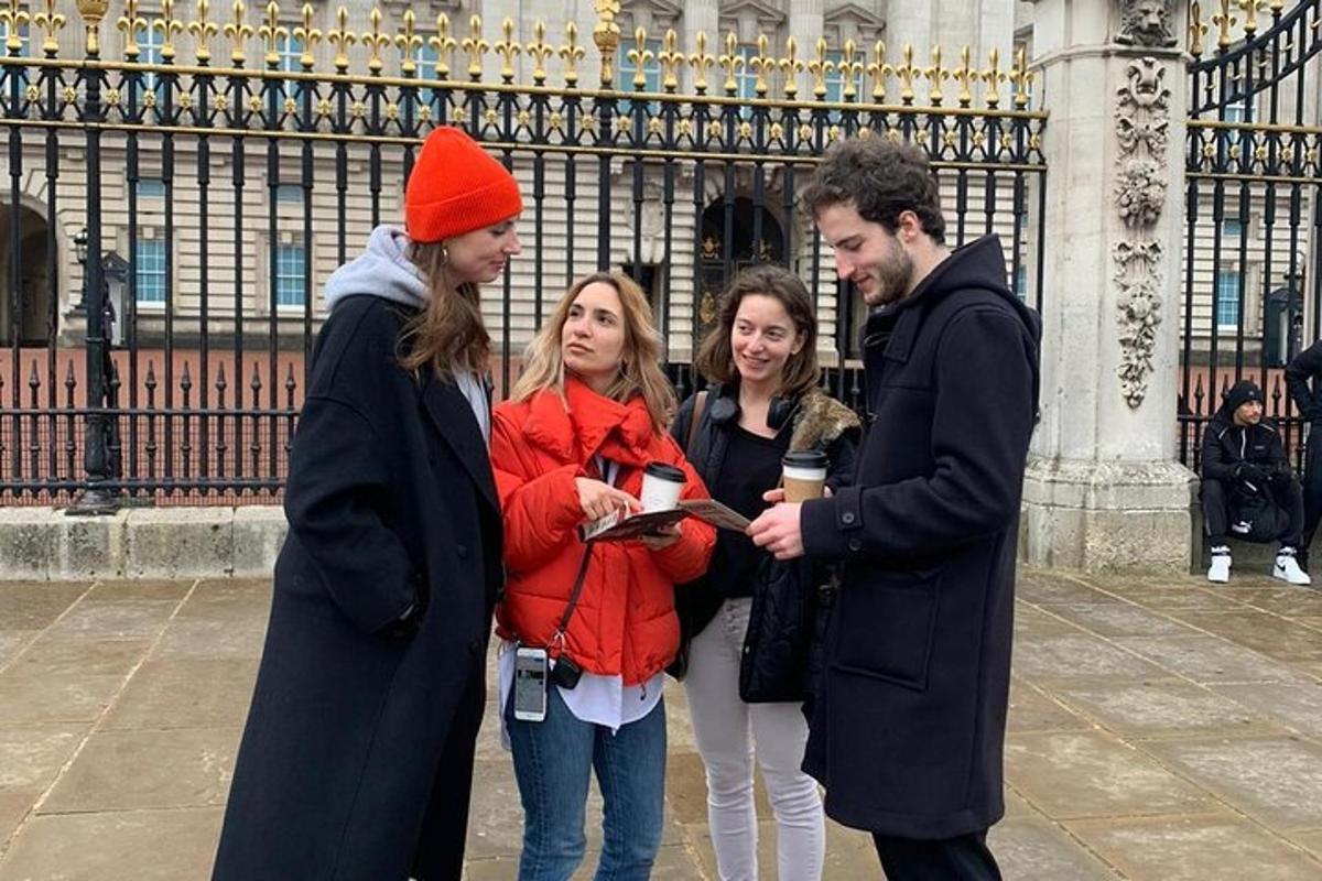 un grup de persones dempeus davant d'un edifici