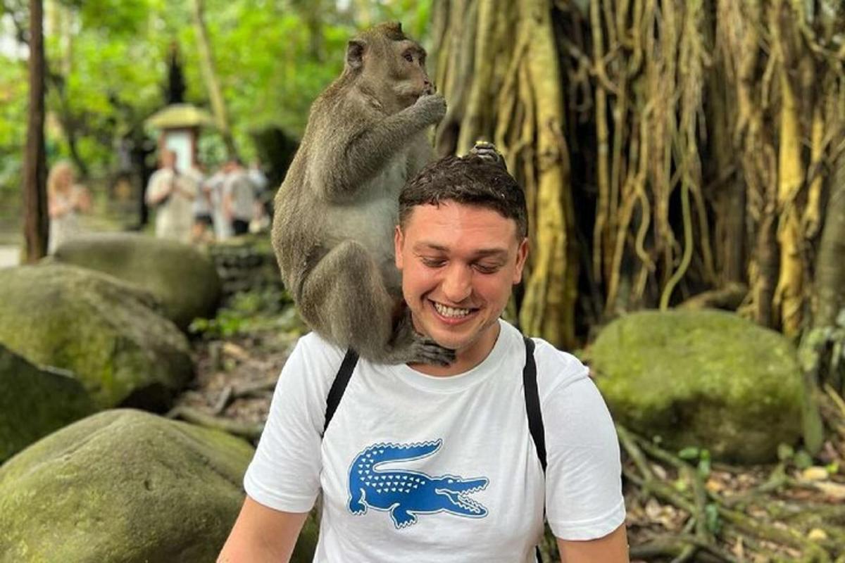 moški z opico na ramenih