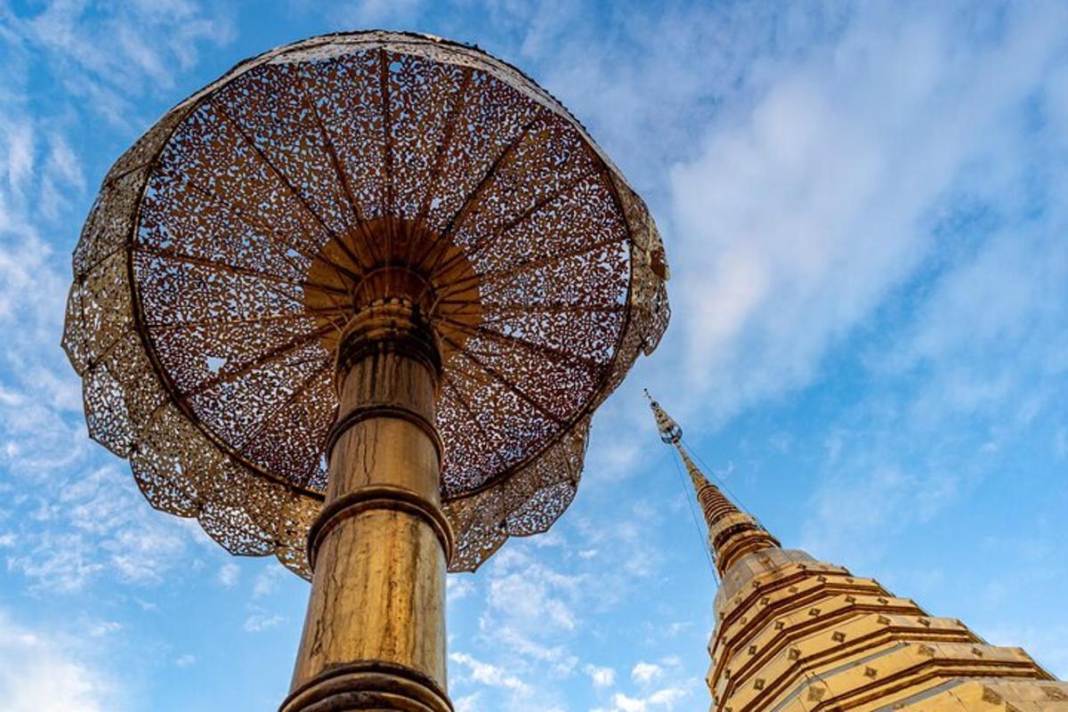 un palo con un ombrello in cima a un edificio