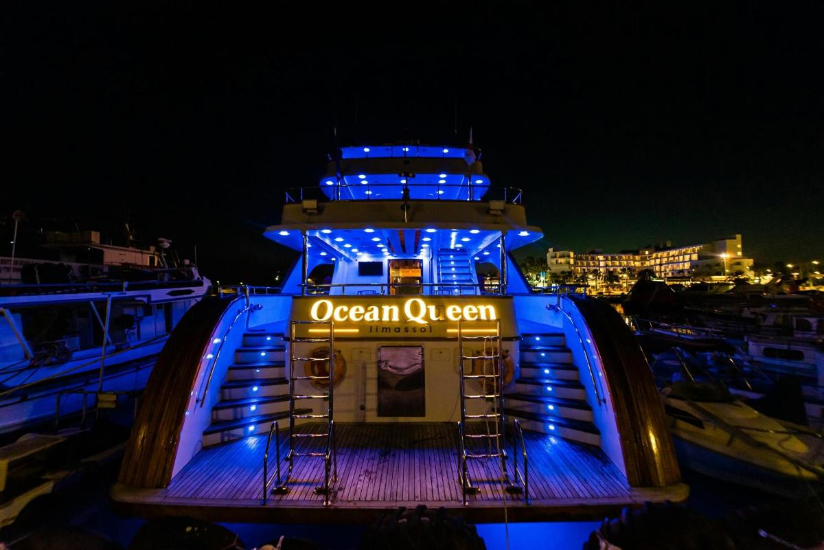 una barca con un cartello che recita "Ocean Oil Center"