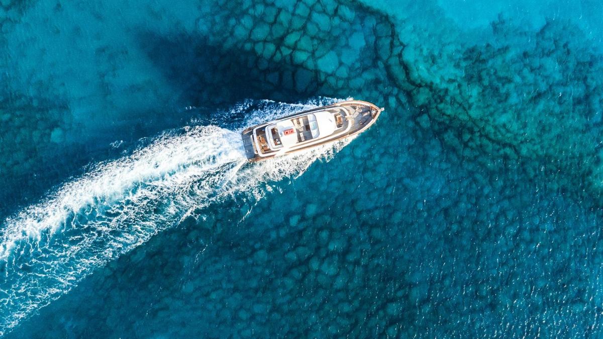 um barco na água com uma onda