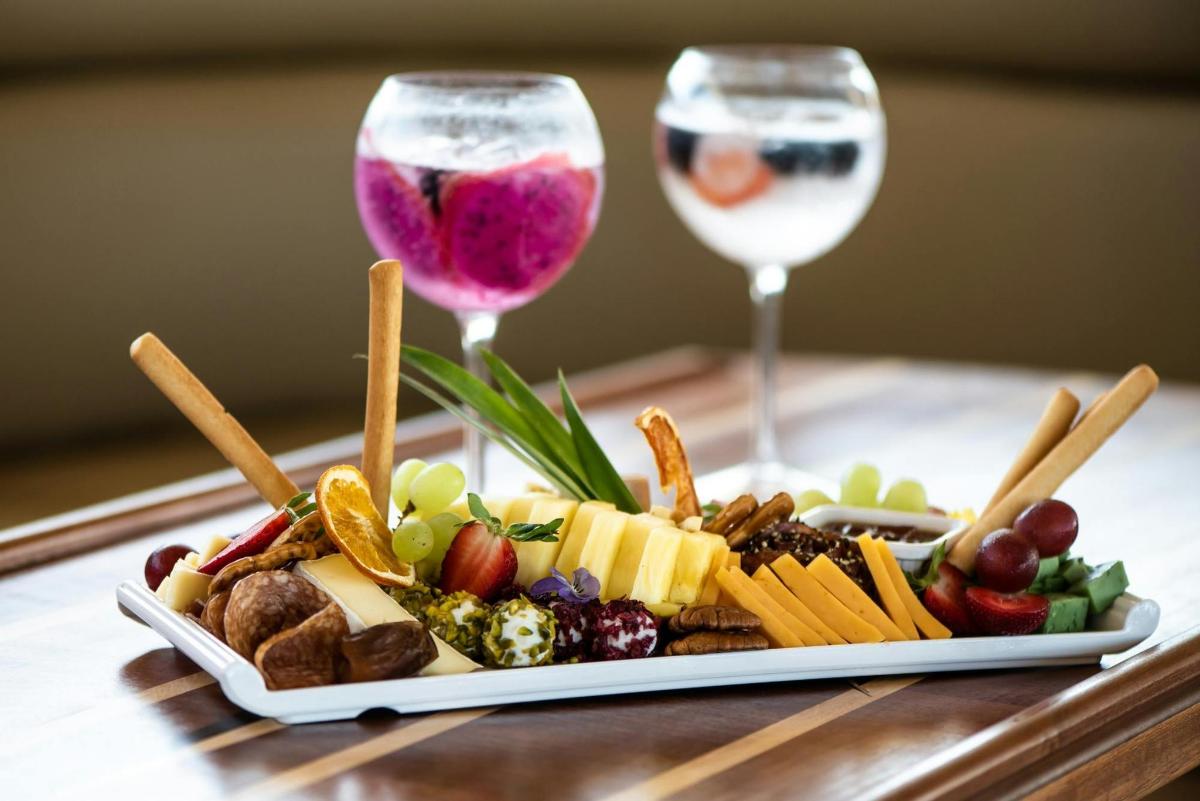 um prato de comida sobre a mesa com uma taça de vinho