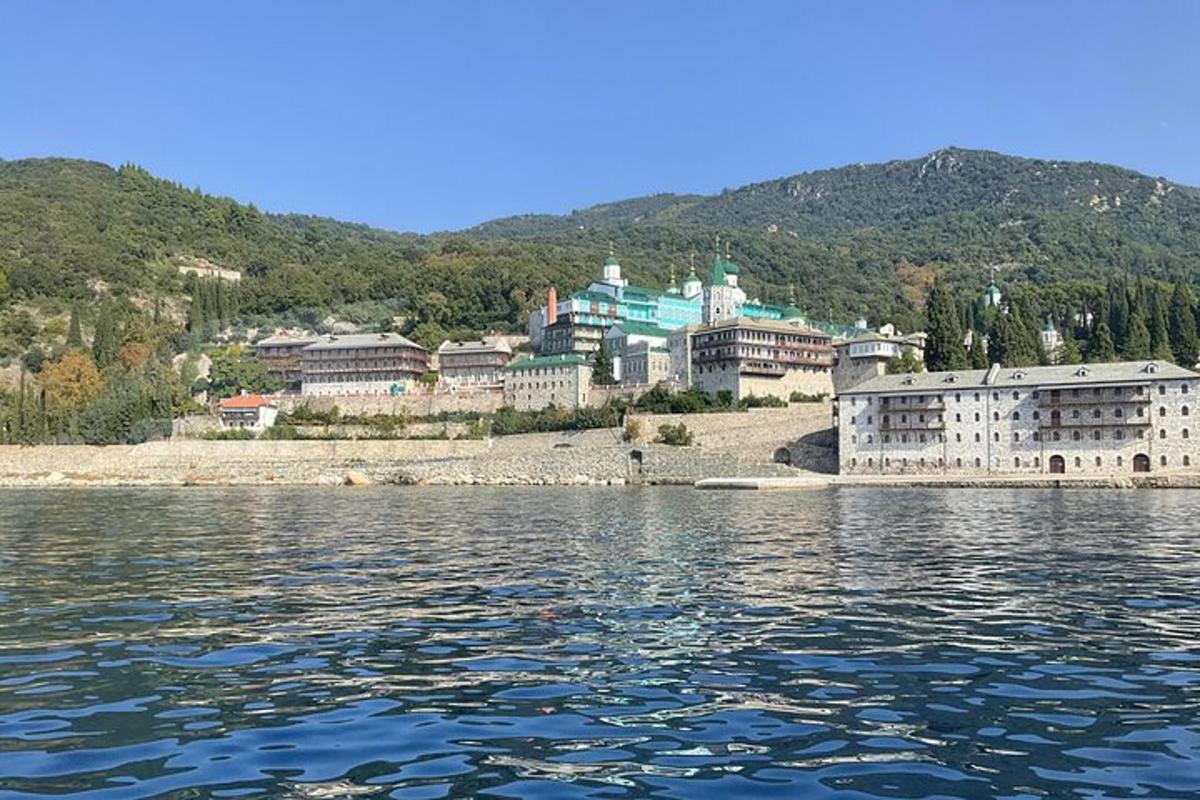 ένα σύνολο κτιρίων στην όχθη ενός υδάτινου σώματος