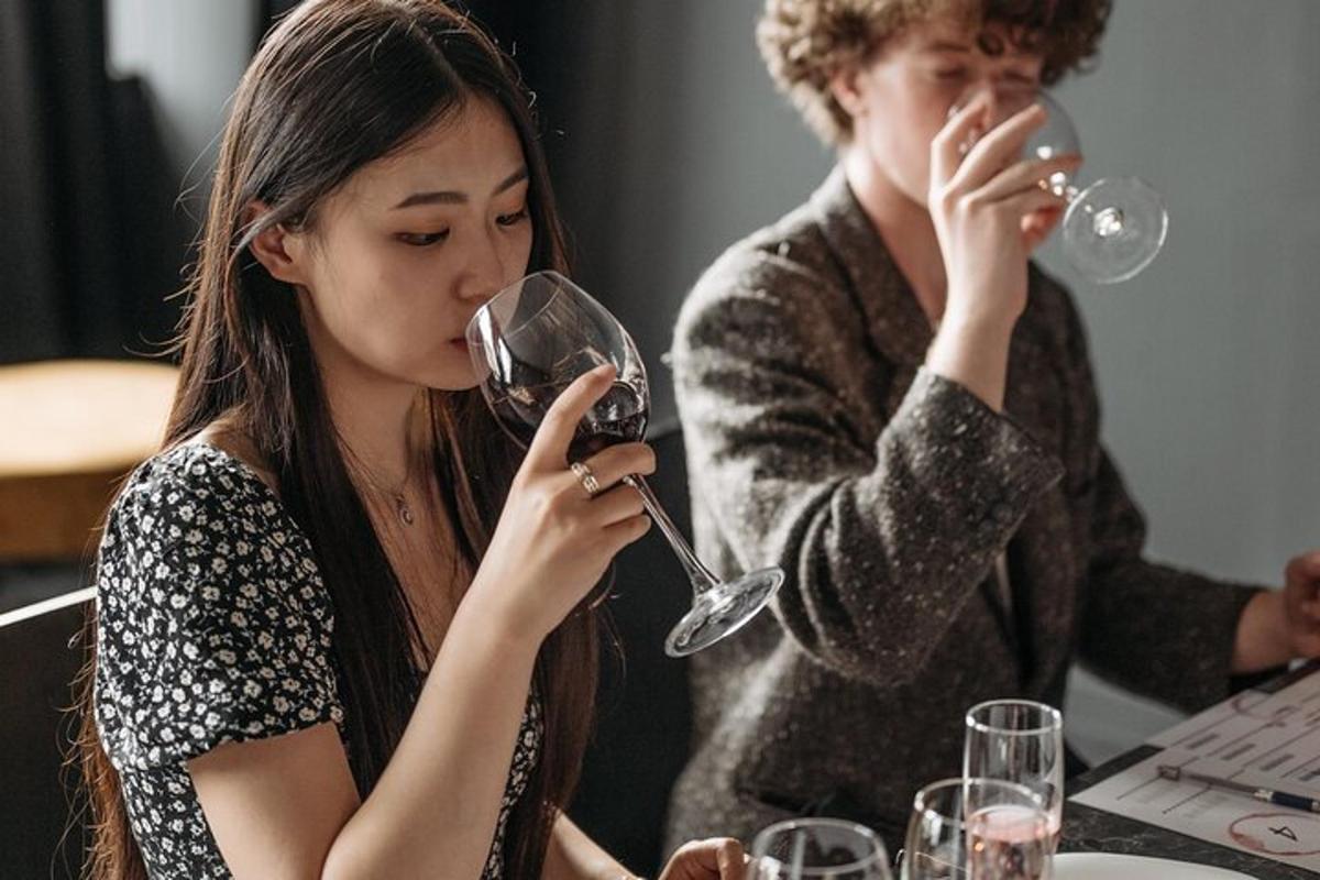 un bărbat și o femeie beau vin la o masă