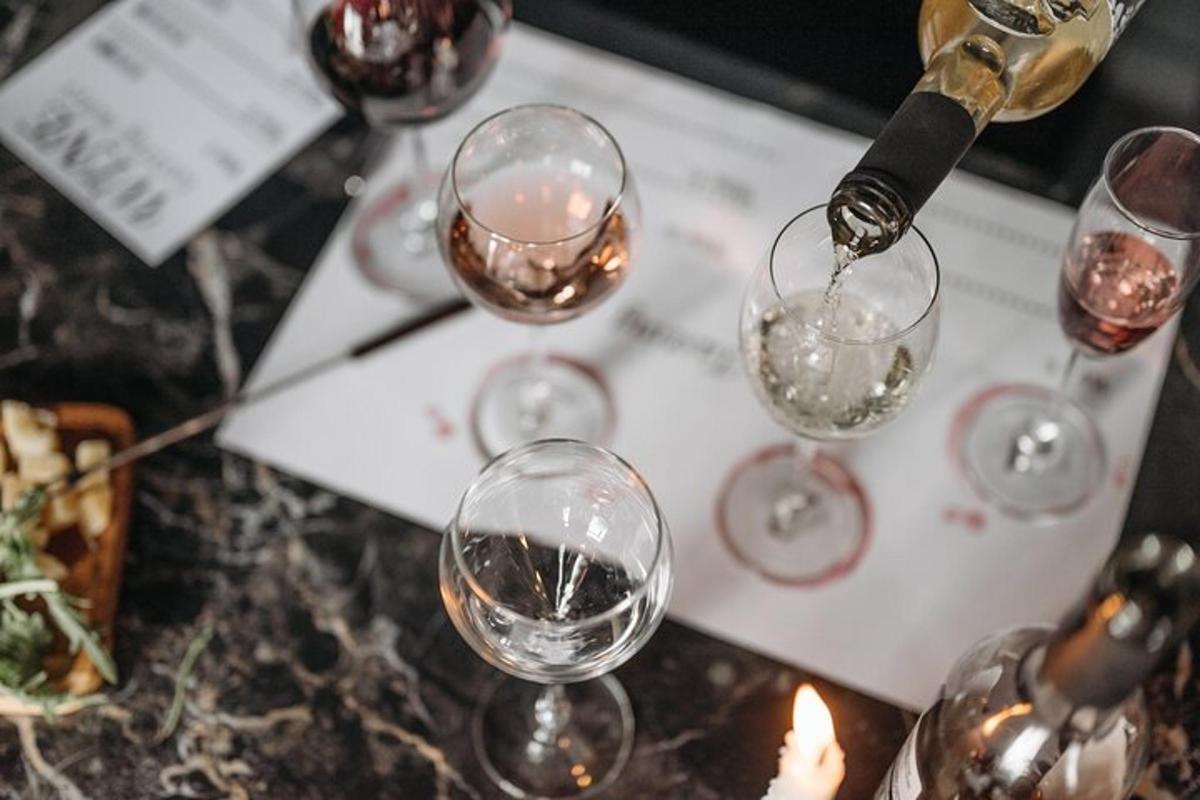 un grup de pahare de vin așezate pe o masă