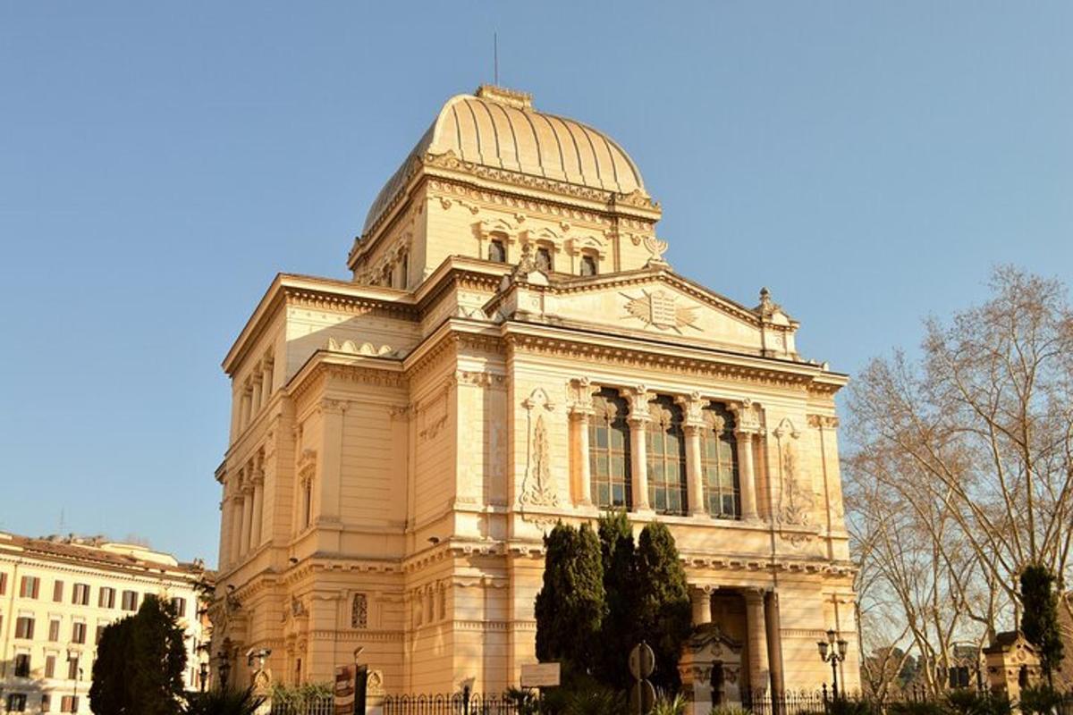 budova s kupolí na vrcholu