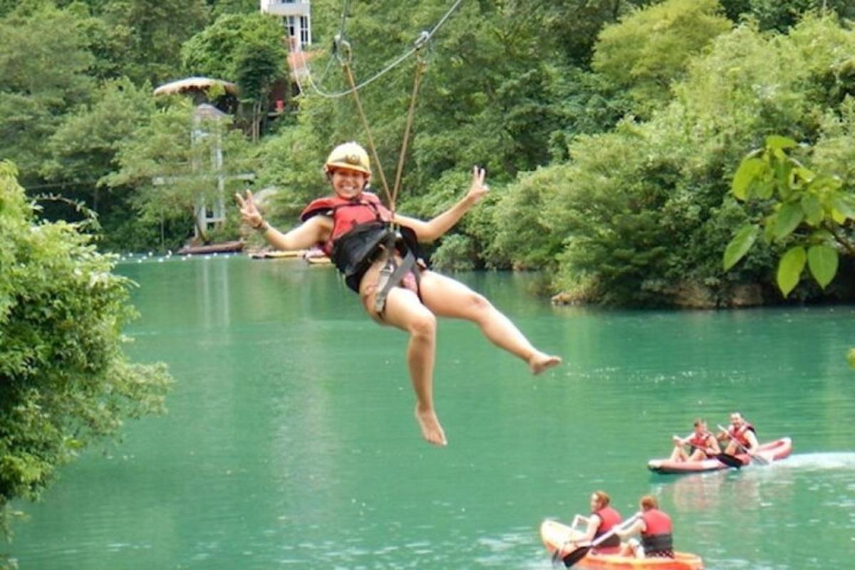 una mujer saltando al agua en un lago