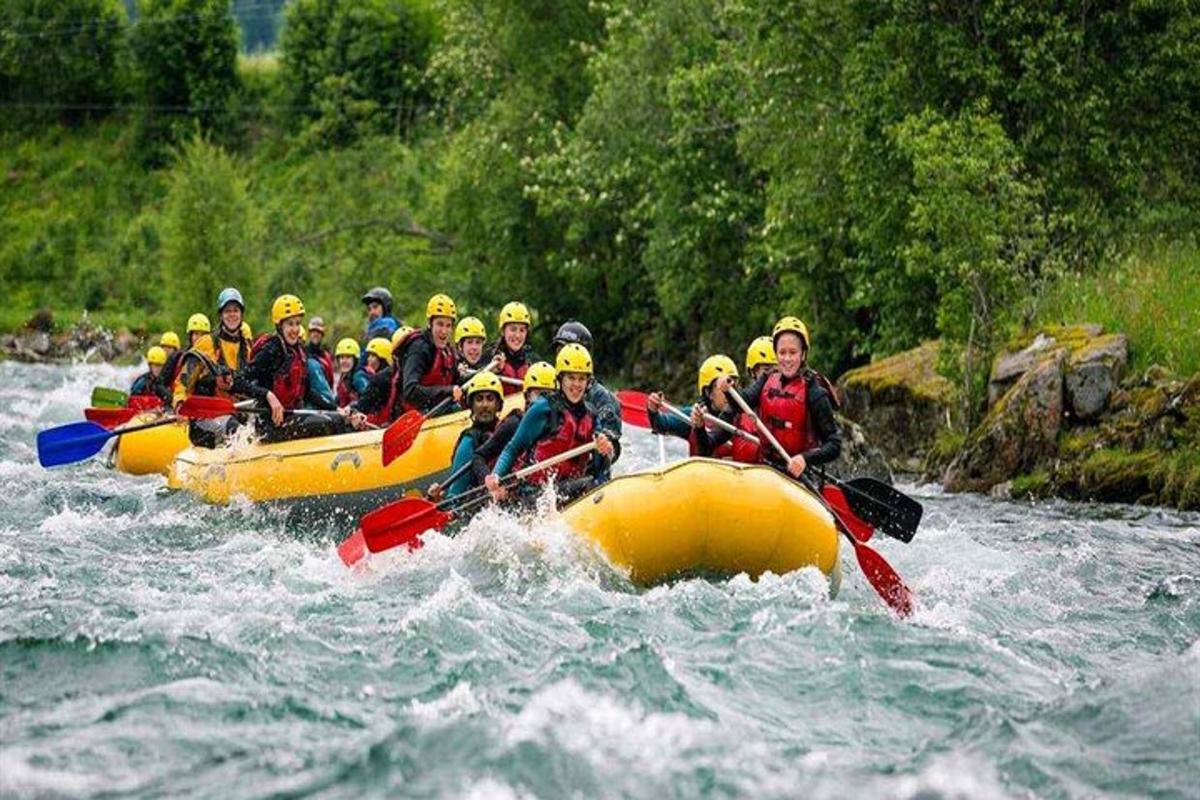 un grupo de personas en una balsa en el agua
