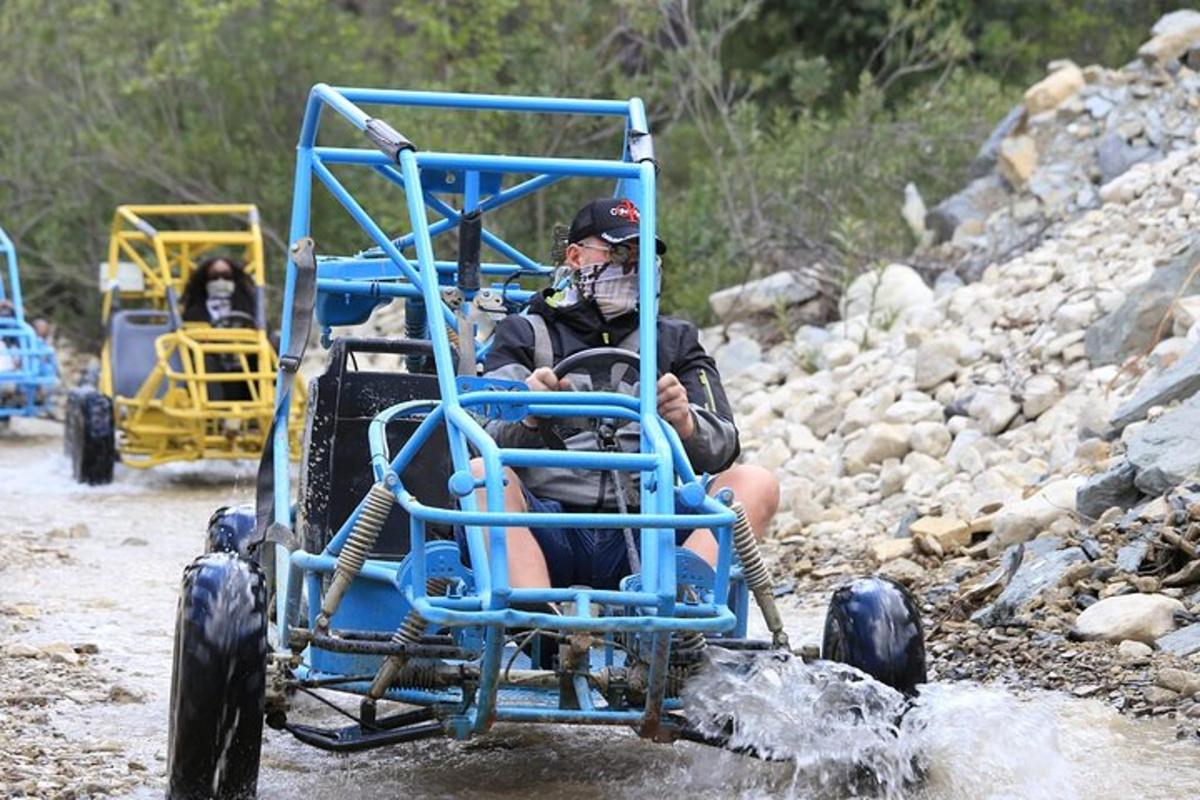 Un hombre conduciendo un tractor a través del agua