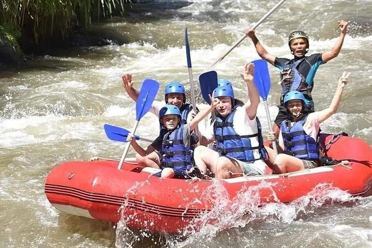 un gruppo di persone su una zattera su un fiume