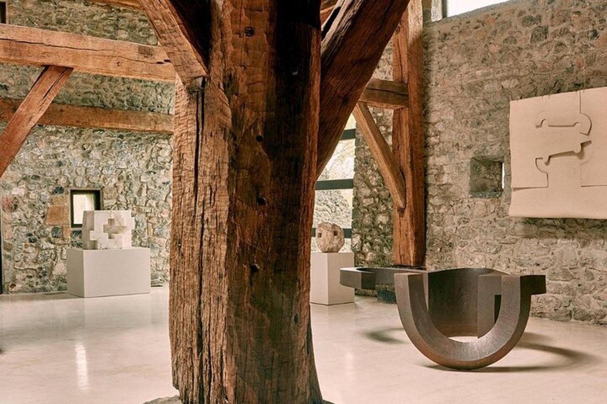 ein Raum mit einer Holzsäule und einem Urinal