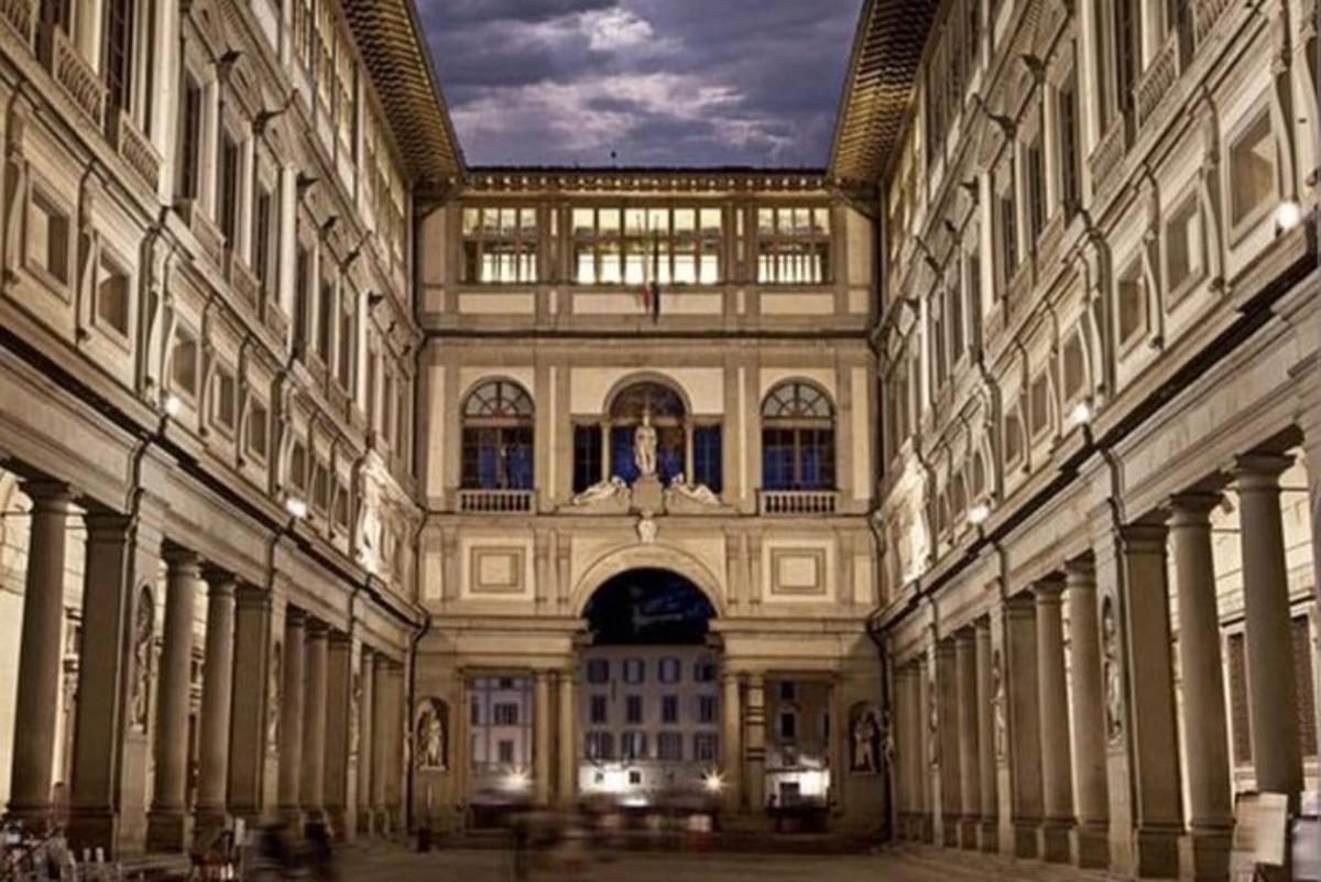 un grande edificio con colonne e un edificio con un soffitto