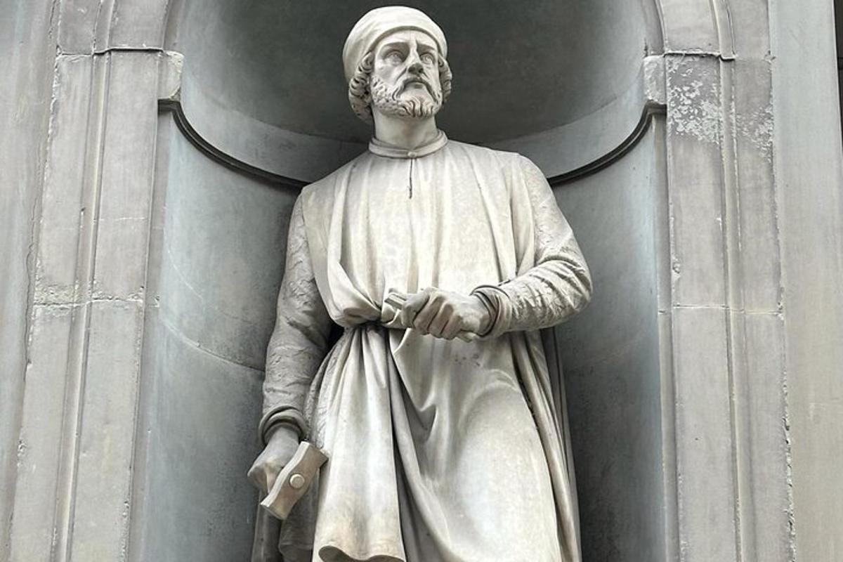 o statuie a unui bărbat care stă pe marginea unei clădiri