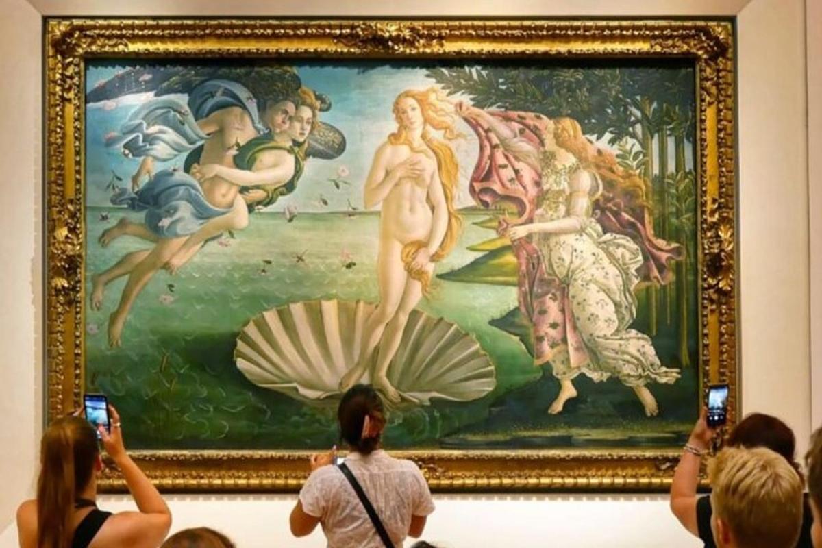 persone che scattano foto di un dipinto in un museo