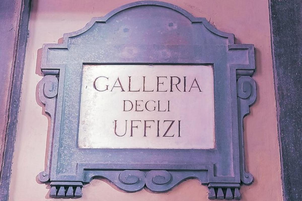 un cartello metallico sul lato di un edificio