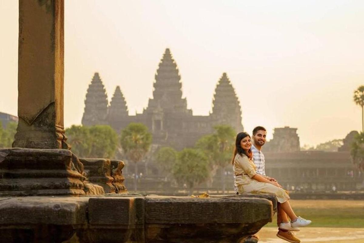 un home i una dona asseguts en una font davant d'un temple