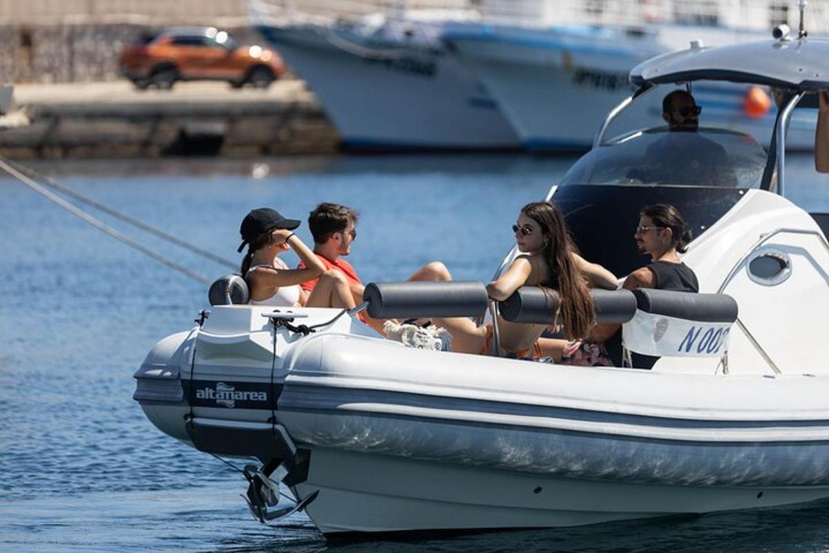 un grup de oameni care stau pe o barcă pe apă