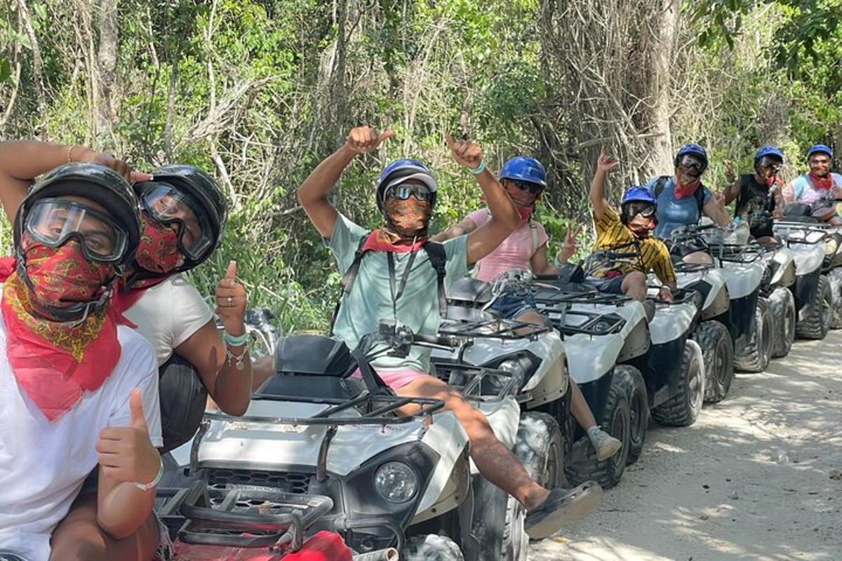 sekumpulan orang menunggang atv menyusuri jalan tanah