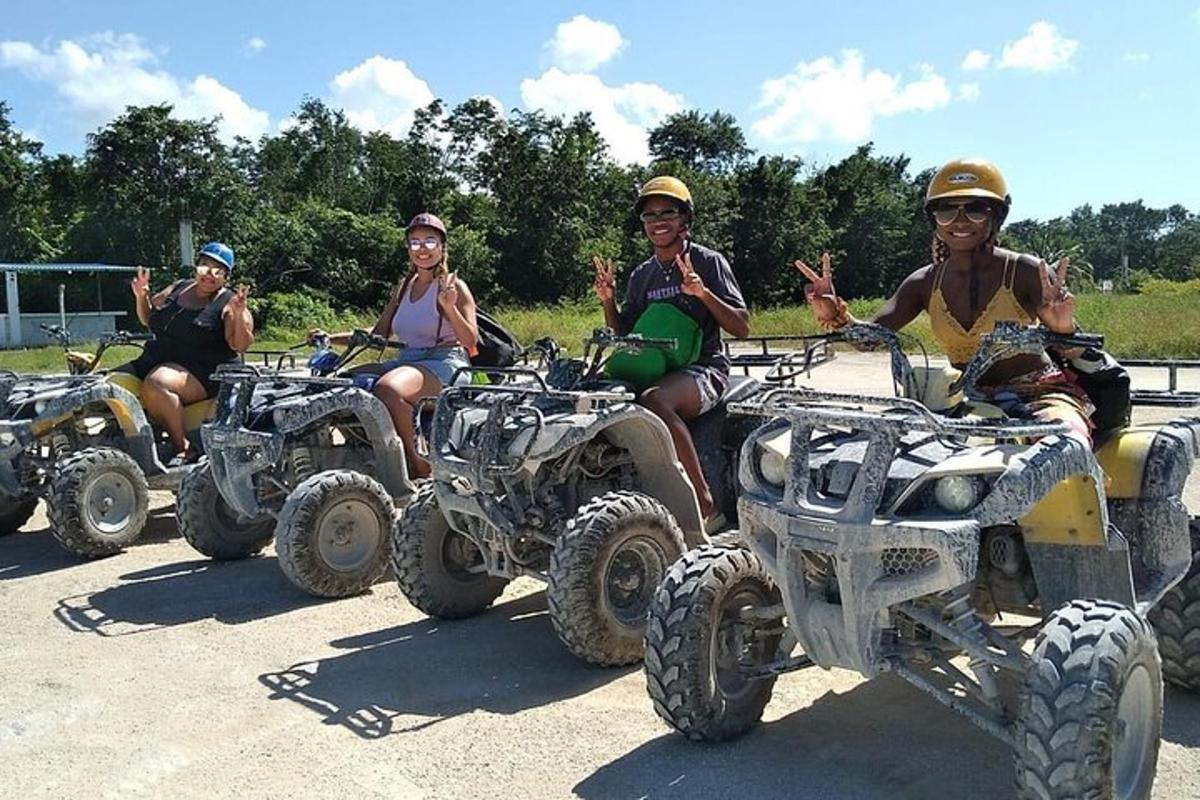 sekumpulan orang yang duduk di atv