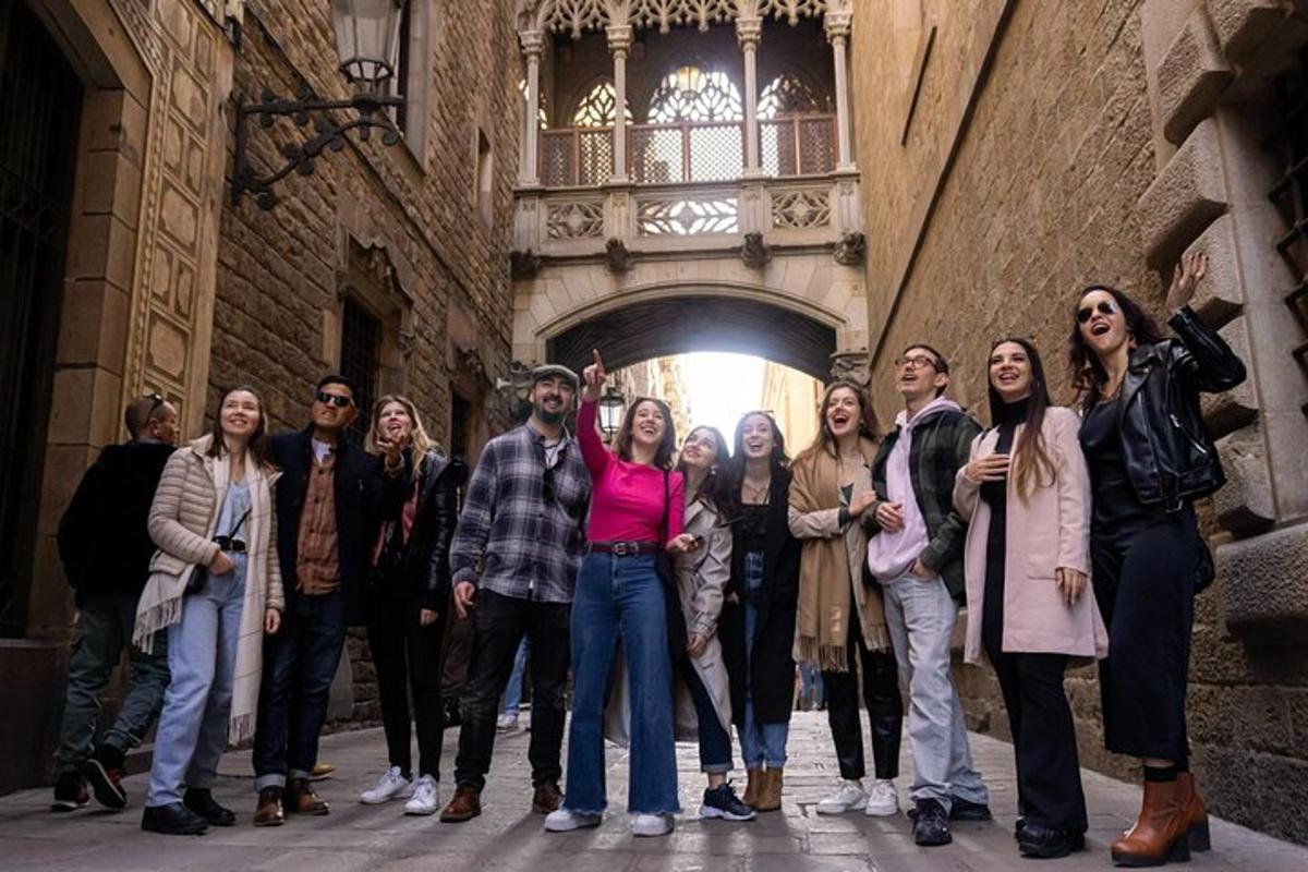 um grupo de pessoas paradas em um beco