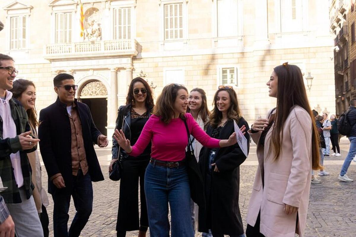 um grupo de pessoas em pé em frente a um prédio