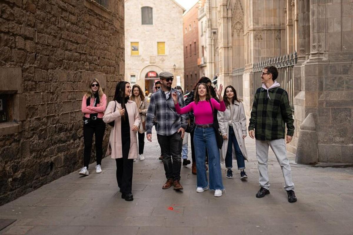 um grupo de pessoas caminhando por uma rua
