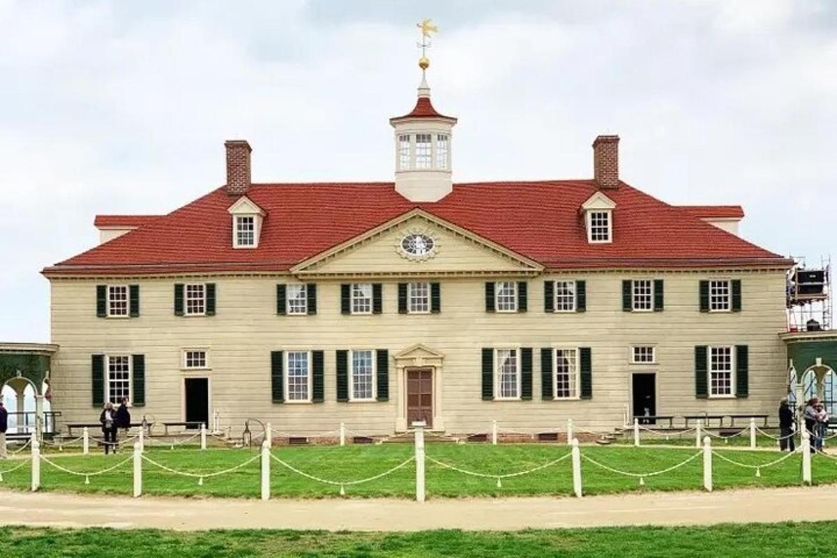 una gran casa blanca amb una teulada vermella