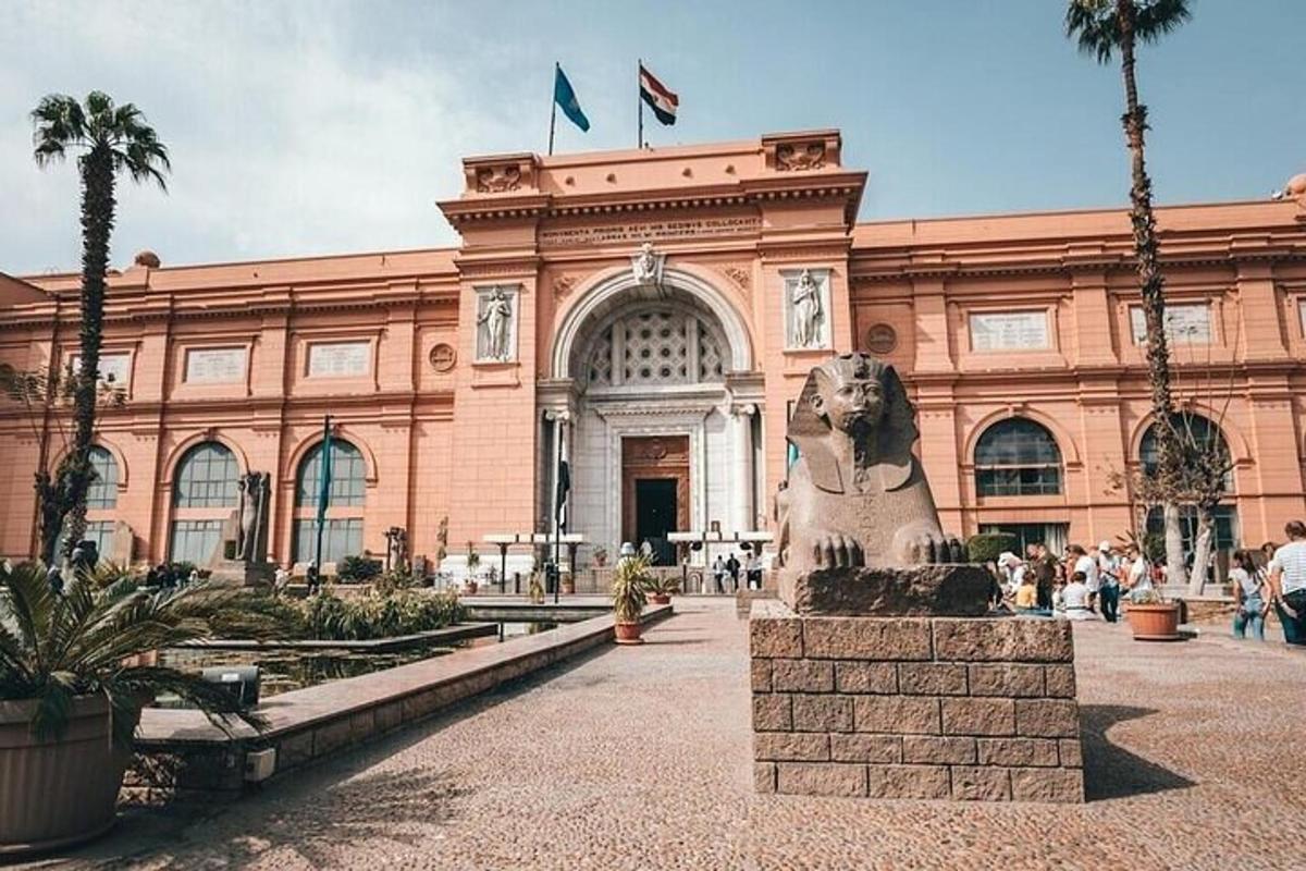 مبنى يوجد أمامه تمثال أسد