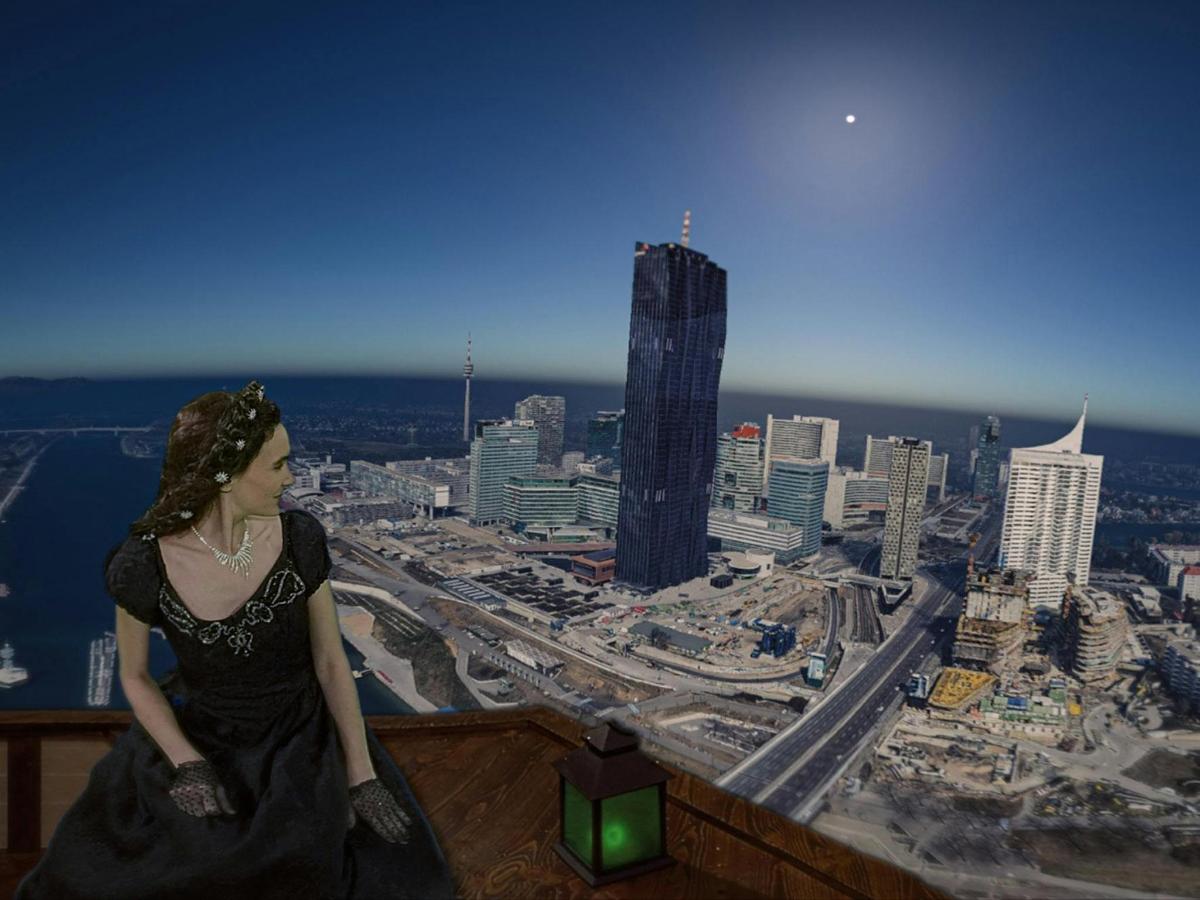 una dona dreta a la cornisa d'un edifici