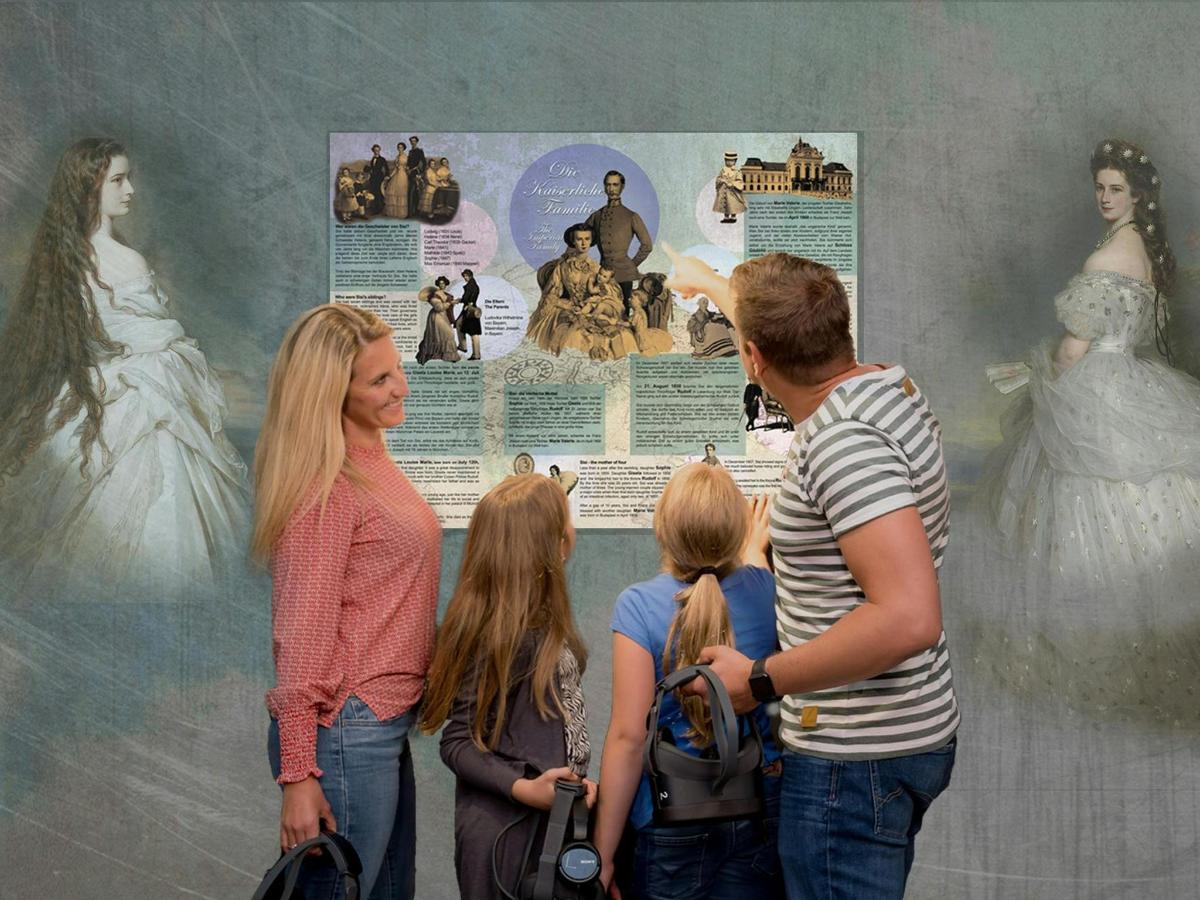 un grup de persones mirant una exposició en un museu
