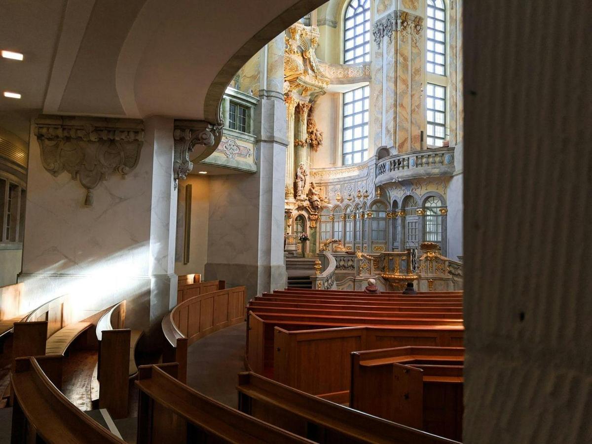 una grande chiesa con banchi e finestre di legno