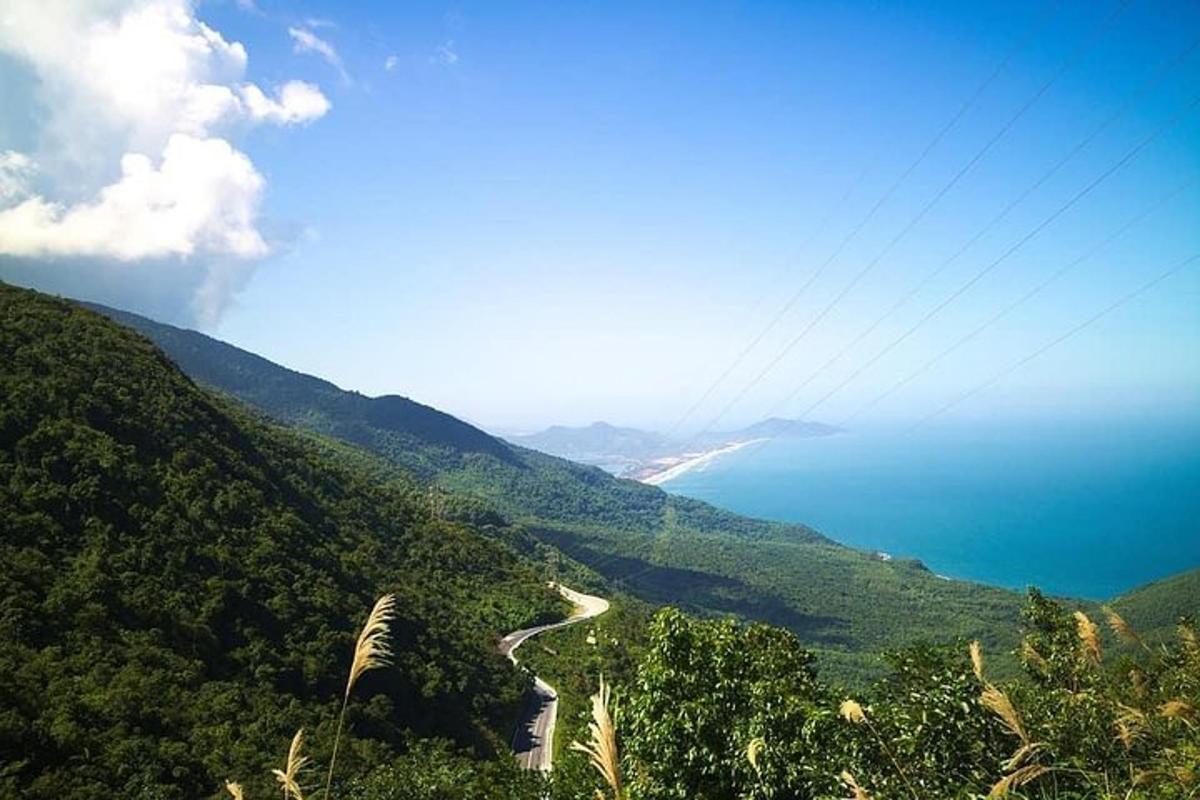 μια θέα στον ωκεανό από έναν λόφο με έναν δρόμο