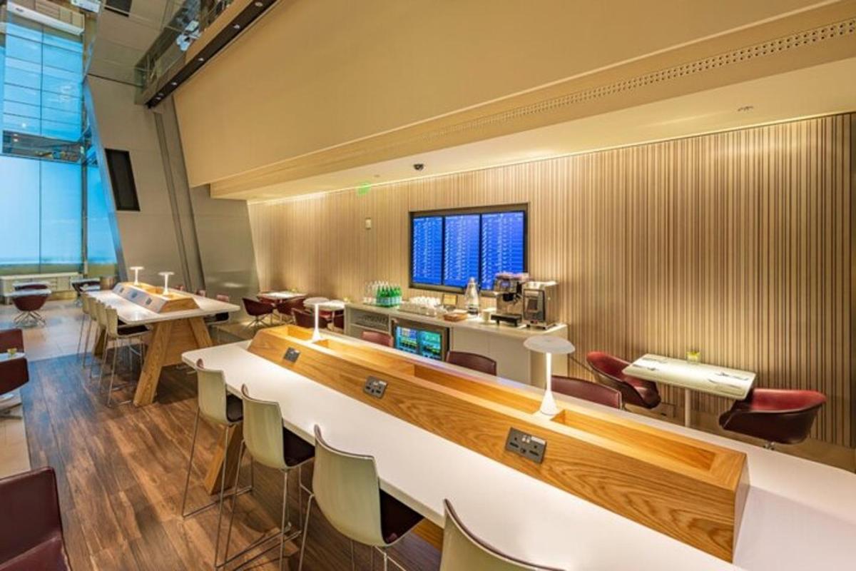 una sala gran amb un bar i algunes taules i cadires