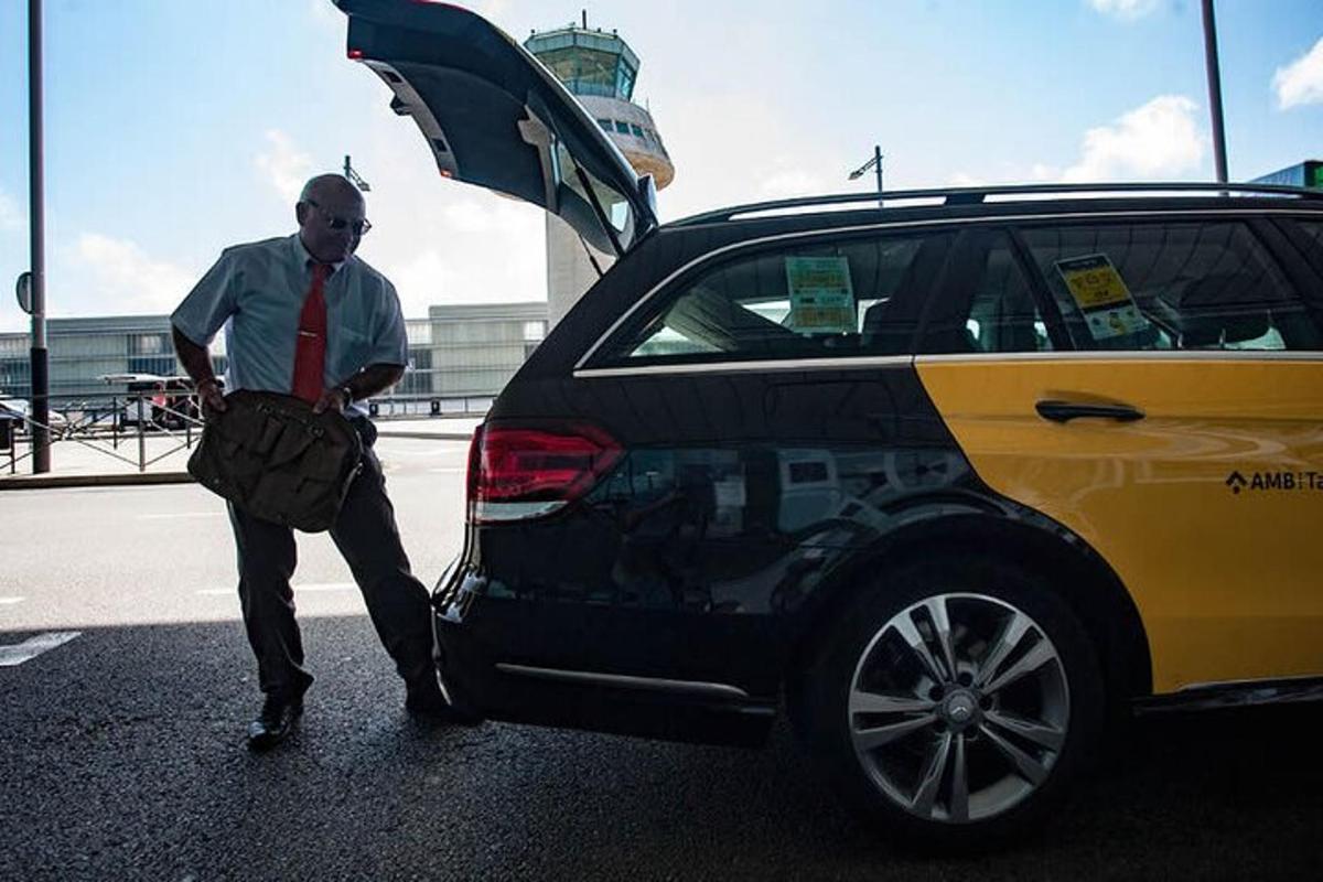mees seisab lahtise uksega auto kõrval