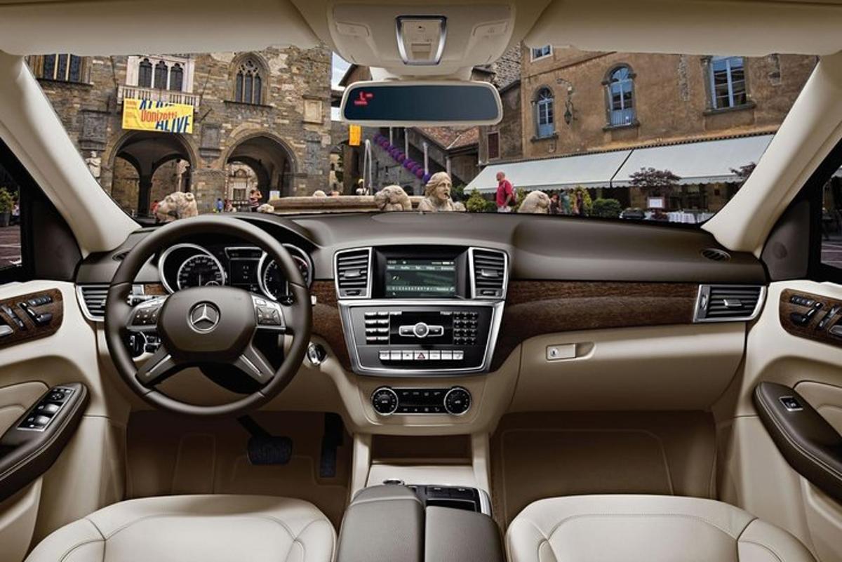 una vista del cruscotto di un'auto Acedes Benz