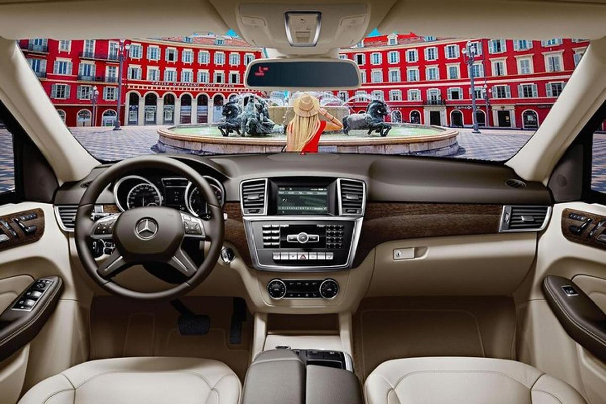 pohled na palubní desku vozu Mercedes Benz