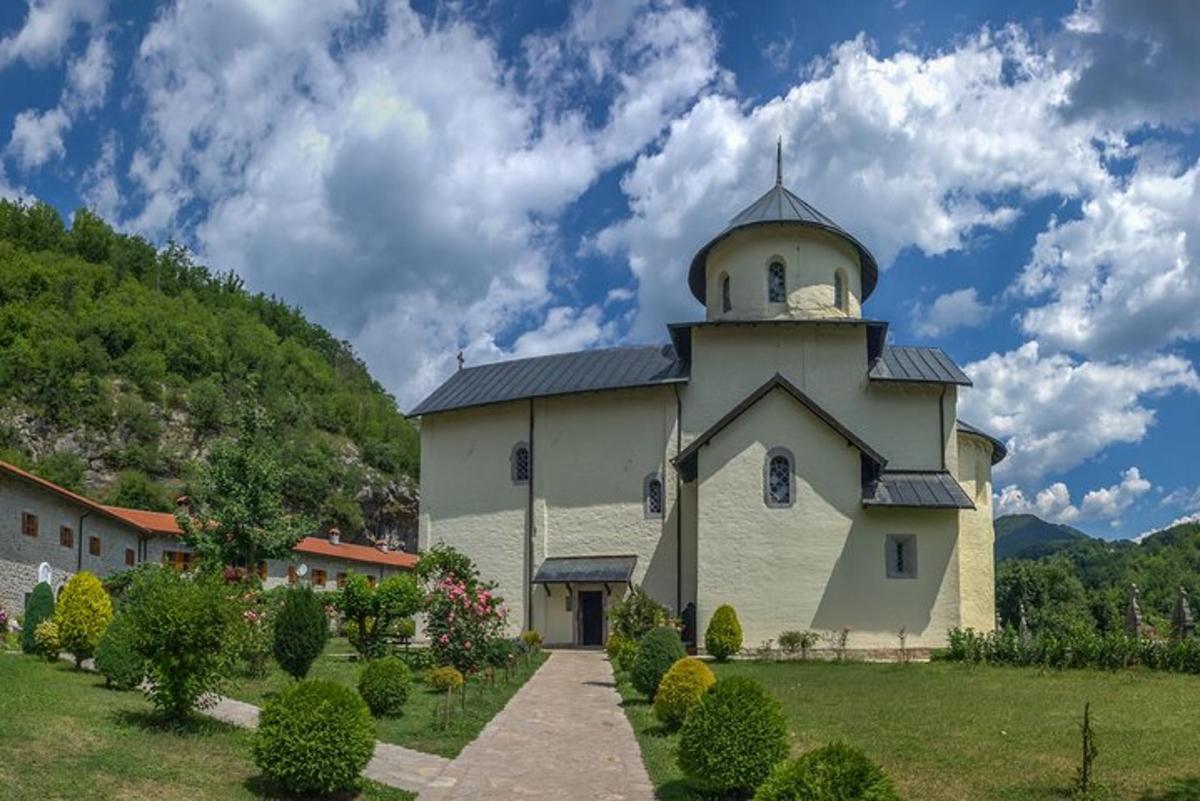 velká bílá budova s věží na poli
