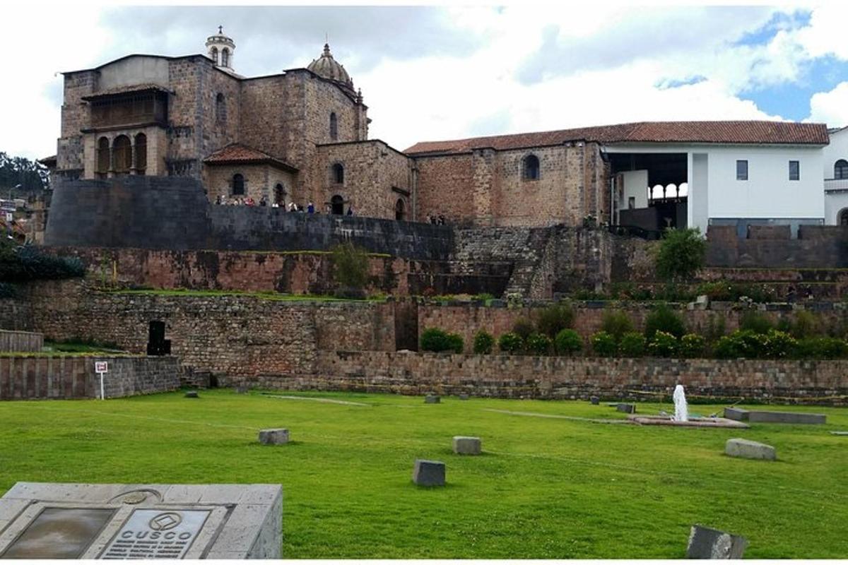 un vecchio castello con un campo verde di fronte
