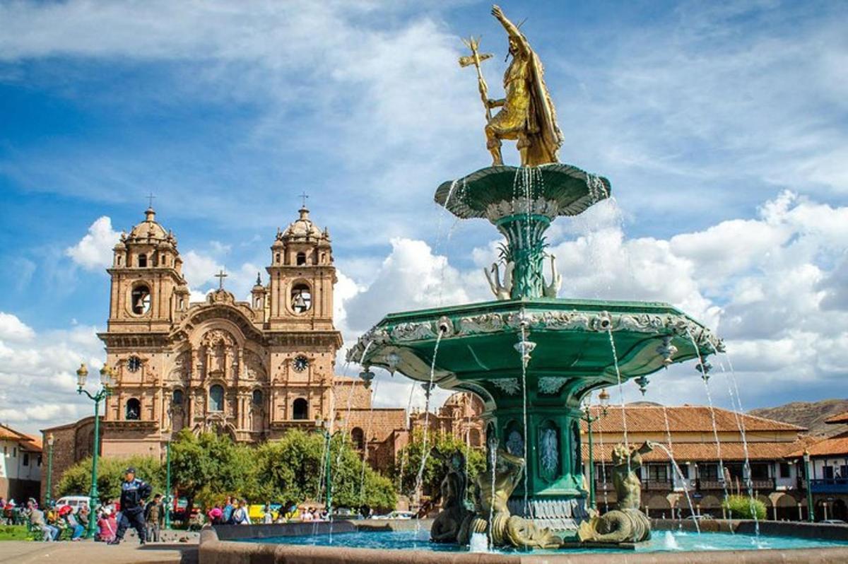 una fontana di fronte a un edificio con una statua