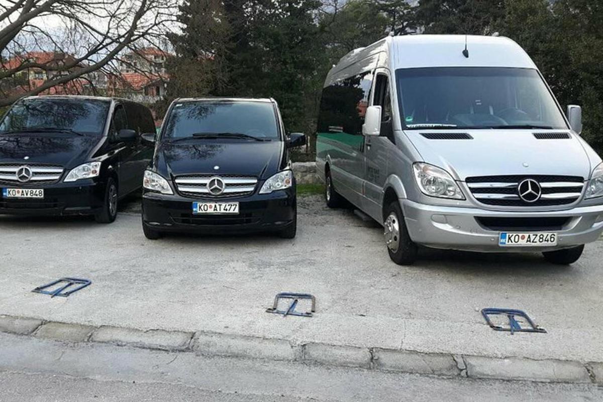 zwei Fahrzeuge nebeneinander auf einem Parkplatz geparkt